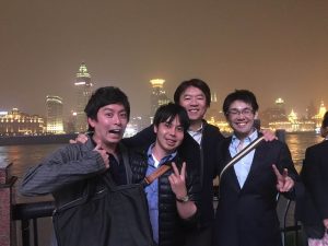 上海の夜景をバックに血管外科・外科の先生方と!